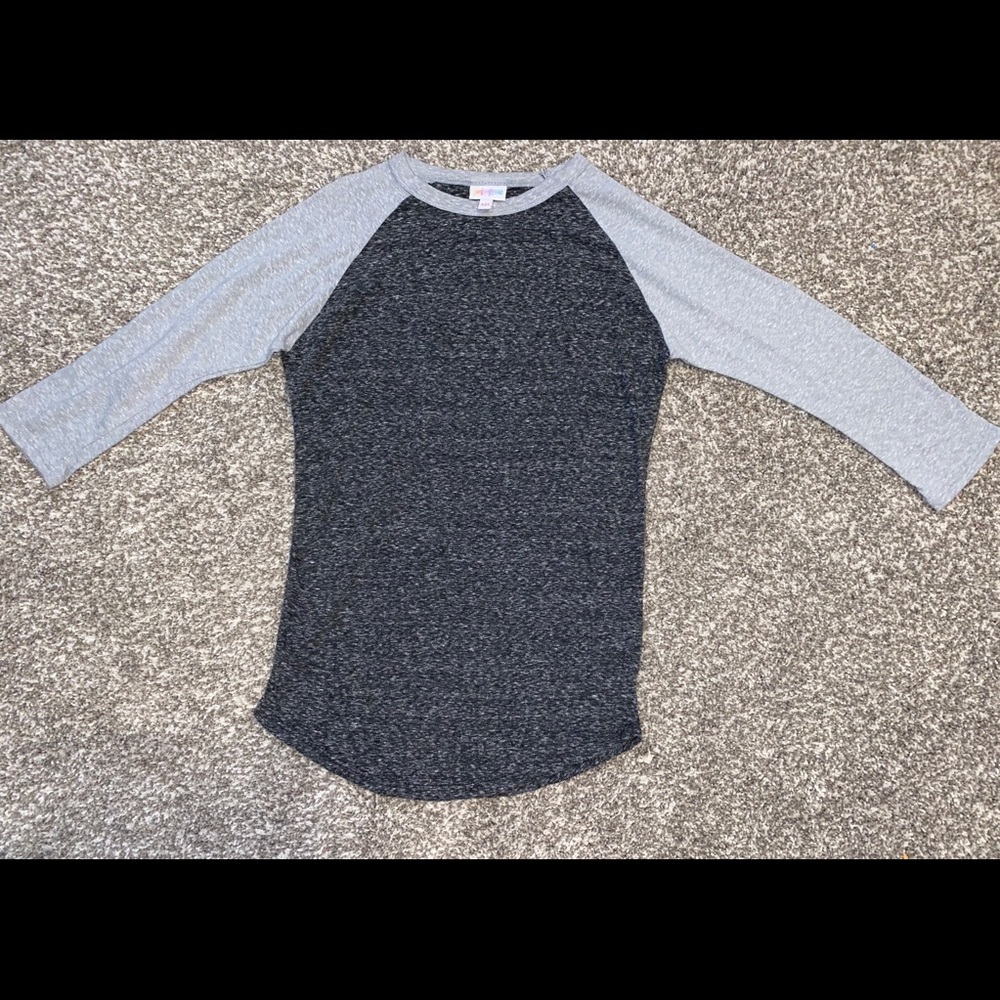 gray 3/4 sleeve shirt